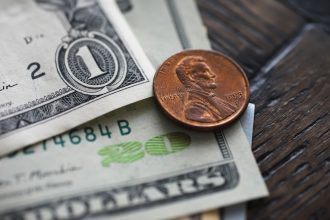 dollaro-ai-minimi-da-tre-anni-fed-sotto-pressione