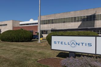 stellantis-in-calo:-perdita-da-2,3-miliardi-nel-trimestre