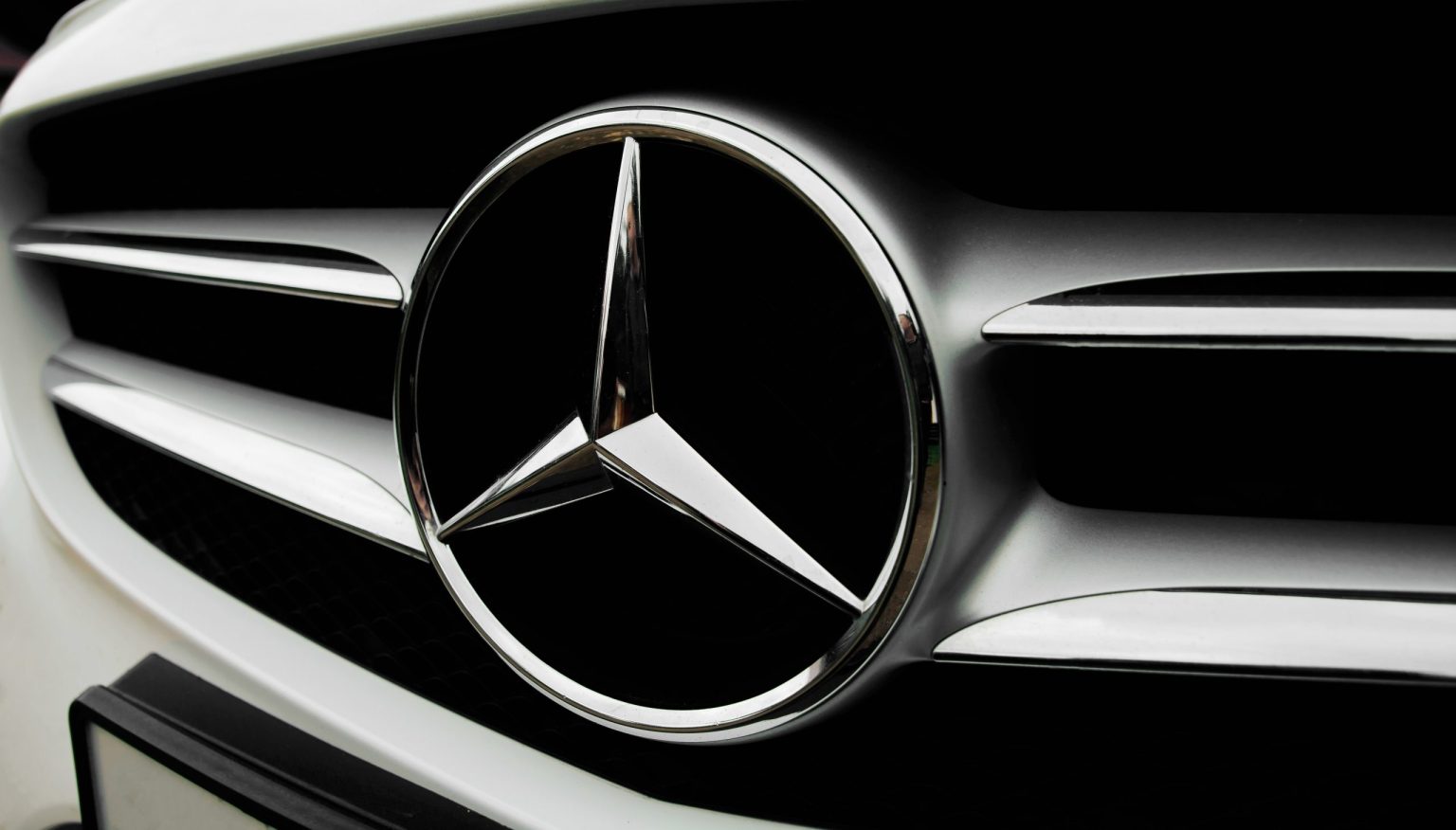 domanda-in-aumento-per-mercedes,-consegne-in-calo