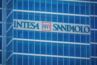 intesa-sanpaolo-registra-utili-record-e-corre-in-borsa