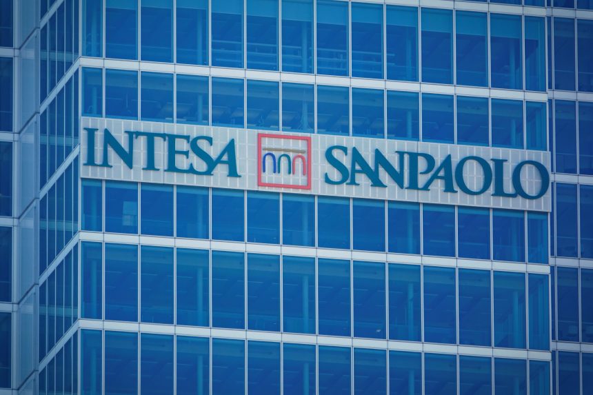 intesa-sanpaolo-registra-utili-record-e-corre-in-borsa