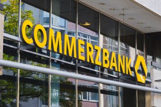 unicredit-sale-in-commerzbank,-berlino-resiste