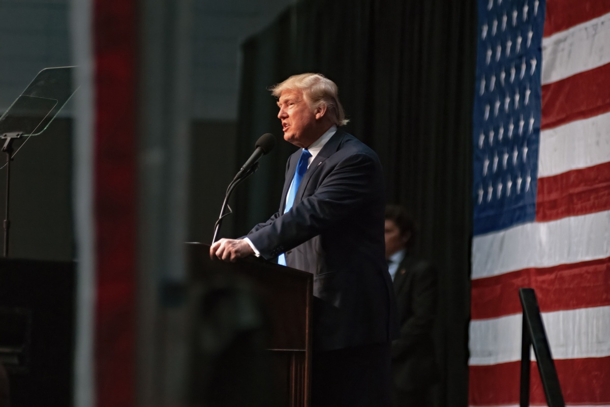 trump-spinge-per-meno-regole-e-più-credito-alle-banche