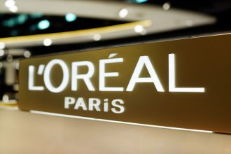 l’oréal-punta-a-un’alleanza-strategica-con-il-gruppo-armani